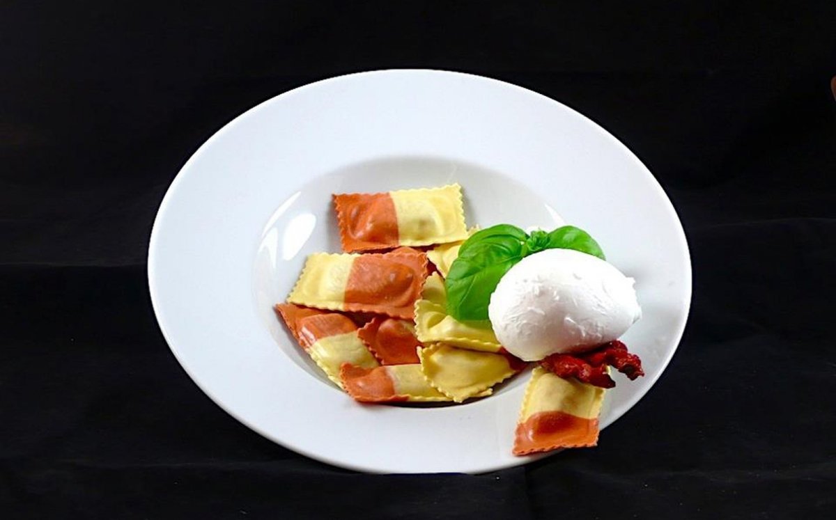 'Quadrotti' de mozzarella de búfala con tomates secos y albahaca de Da Giorgio