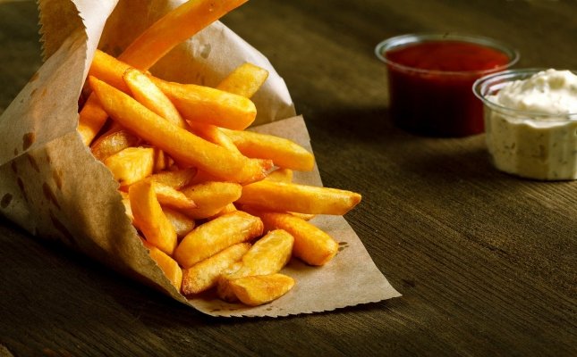 Patatas fritas con salsas