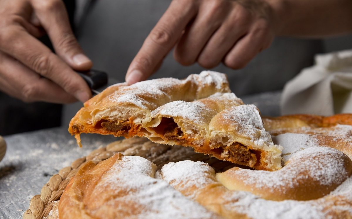 Ensaïmada farcida de sobrassada de Mallorca