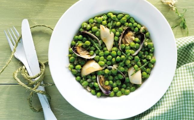 Guisantes rehogados con almejas y sepia