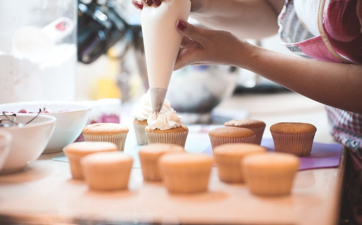 Noia preparant cupcakes