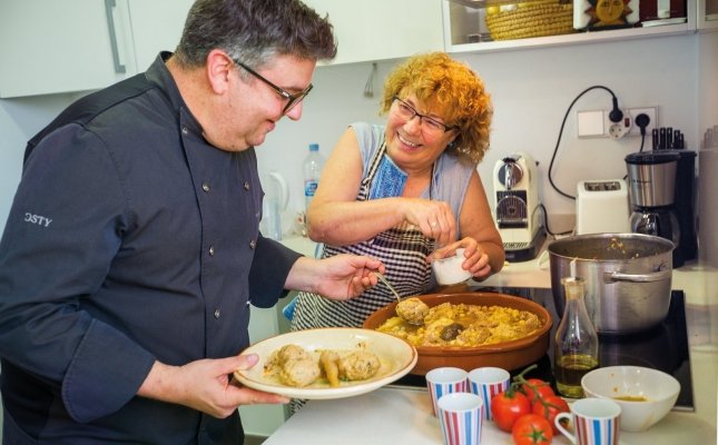 Carme Oltra cuinant amb Pep Nogué