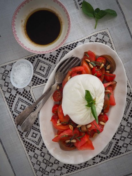 Amanida de burrata, tomàquet, alfàbrega i pinyons