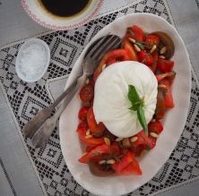 Ensalada de burrata, tomate, albahaca y piñones