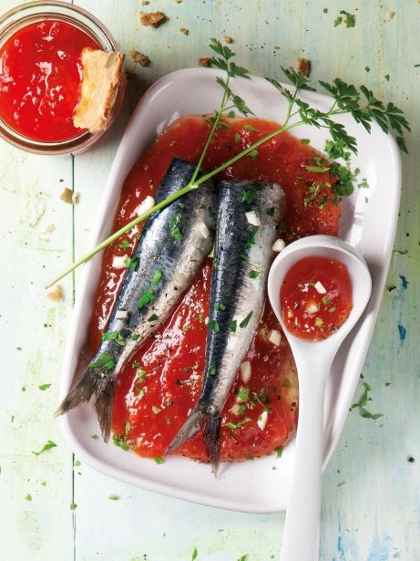 Sardinas marinades sobre compota de tomate