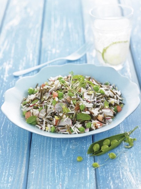 Arroz basmati y arroz salvaje frío con guisantes, menta y rábano