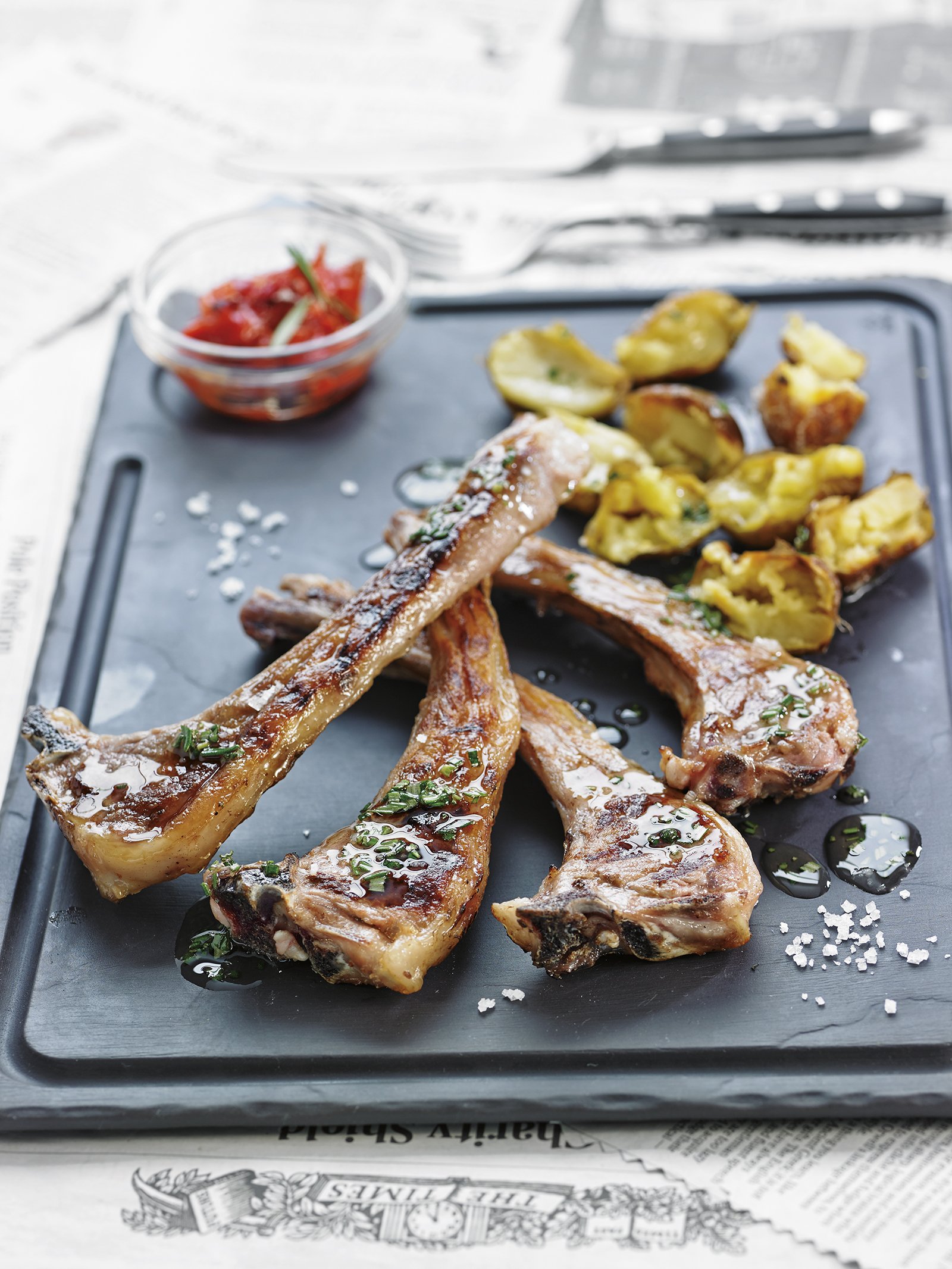 Xai a la brasa amb romaní, all i confitura de pebrots