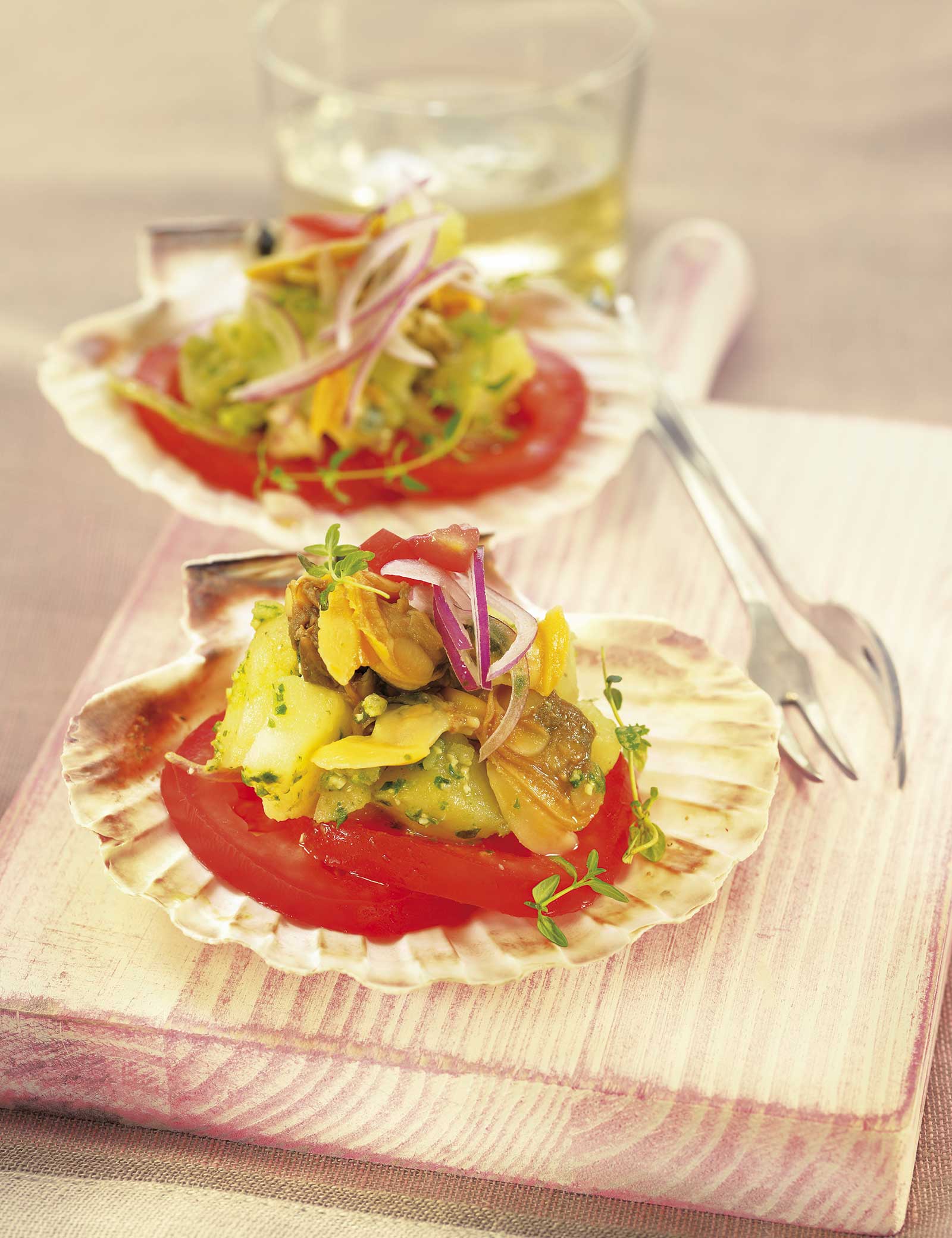 Ensaladilla rusa de tomate y almejas