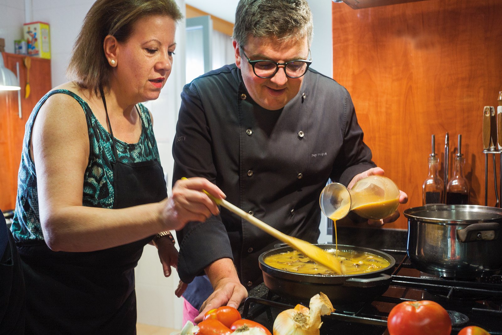 Pep Nogué cuinant amb Teresa Farré Miró
