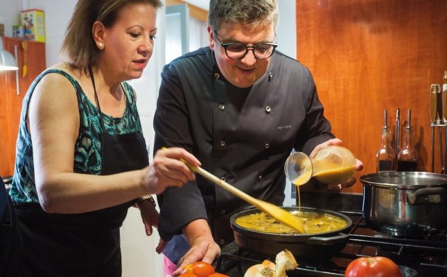 Pep Nogué cocinando con Teresa Farré Miró