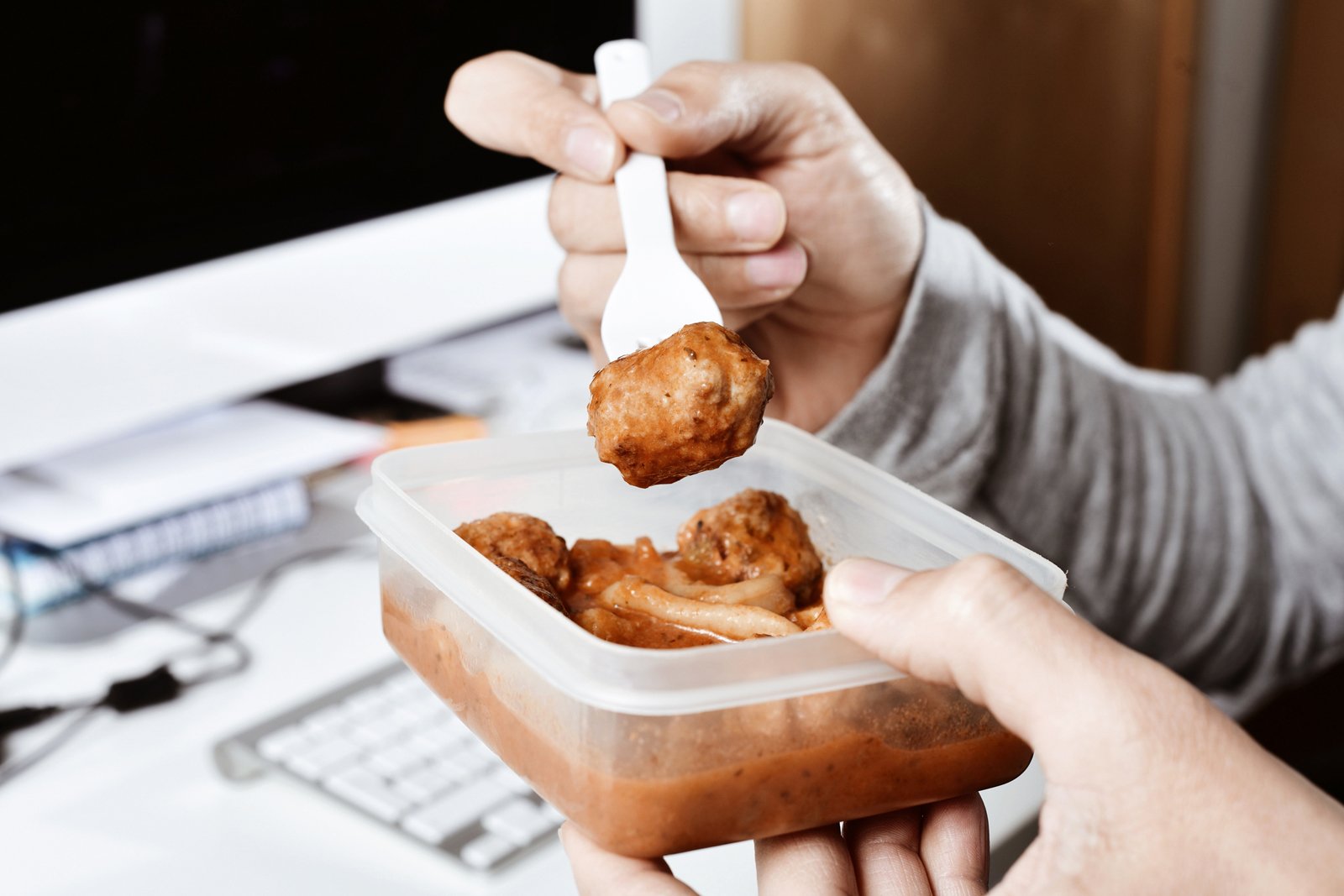 Persona comiendo del táper en el trabajo