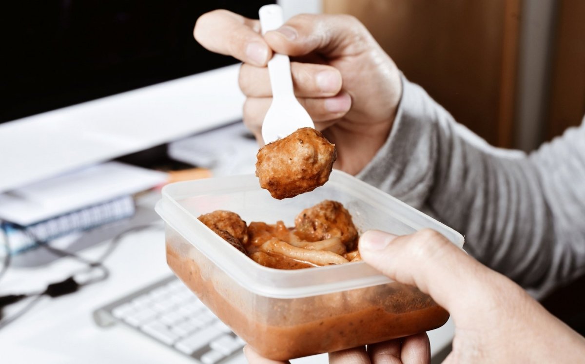 Persona comiendo del táper en el trabajo