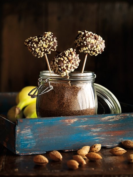 Piruletas de plátano con chocolate y crujiente de almendras