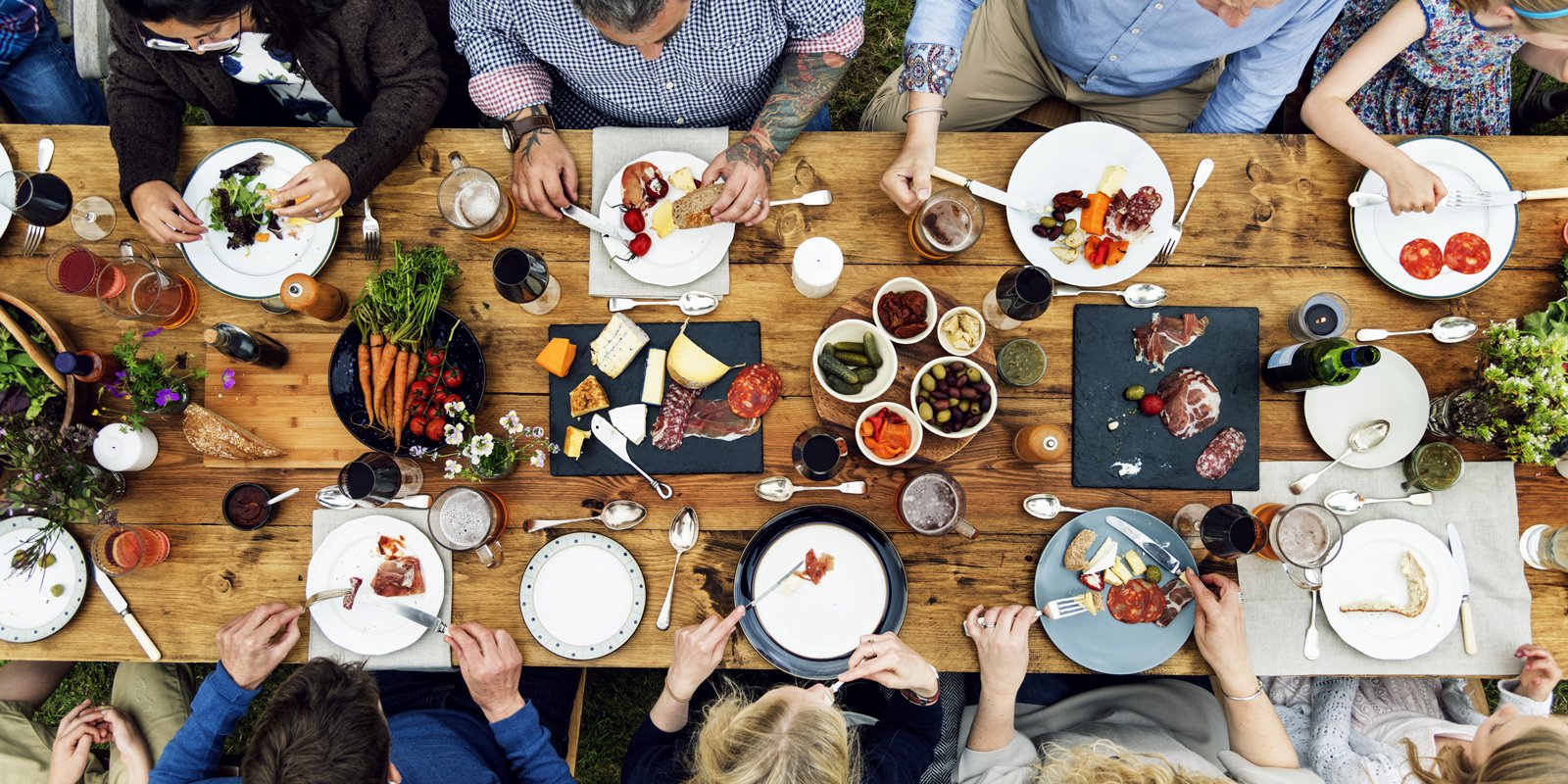 Grupo de personas comiendo