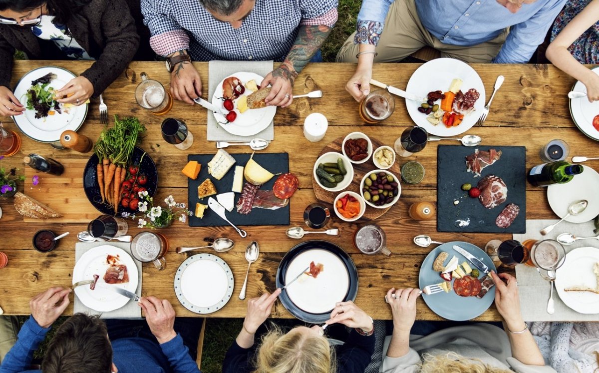 Grupo de personas comiendo