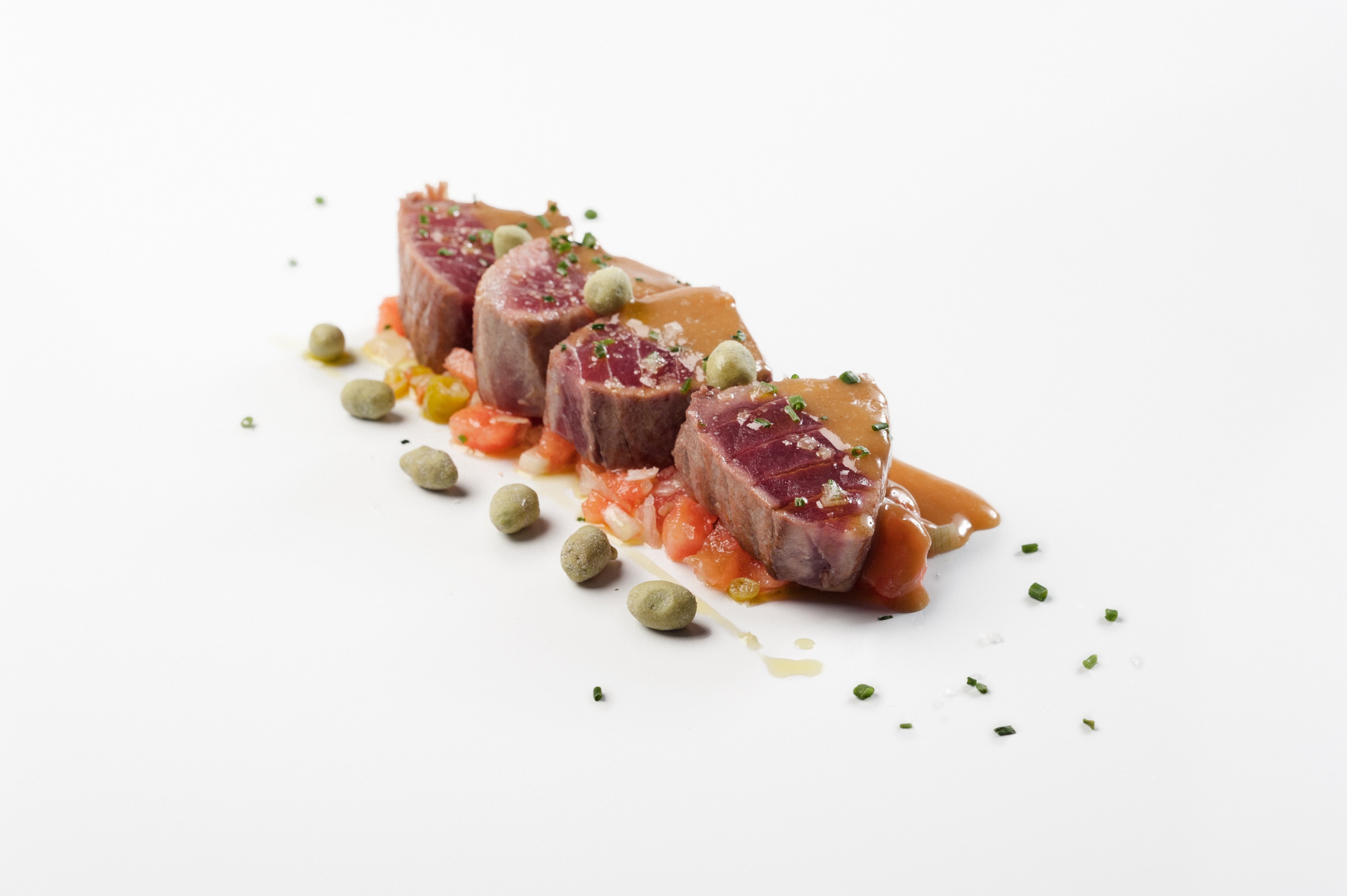 Tonyina amb llima i cacauets picants