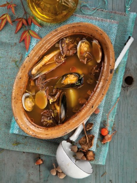 Guiso de mejillones, navajas y almejas con patatas y senderuelas