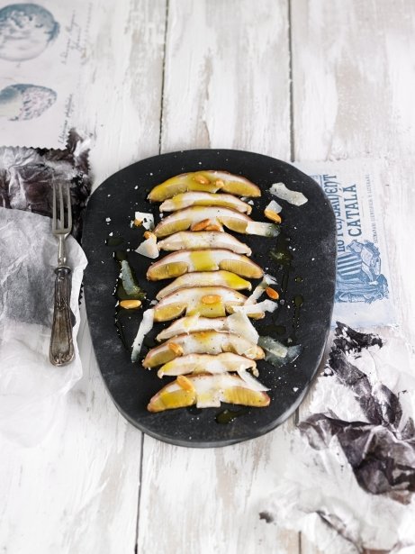 Ensalada de boletus con serrano de oveja y vinagreta de piñones