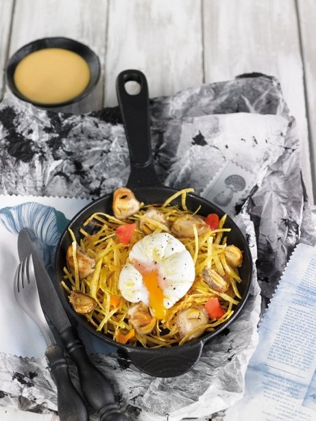 Huevos de reig con huevos de gallina y pétalos de caputxines