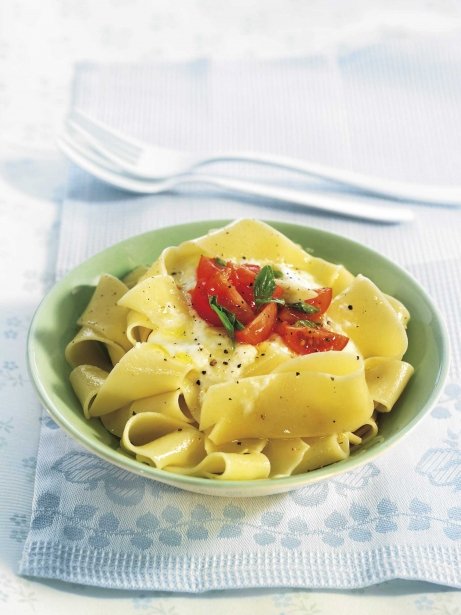 'Pappardelle' con crema de mozzarella y tomates pequeños