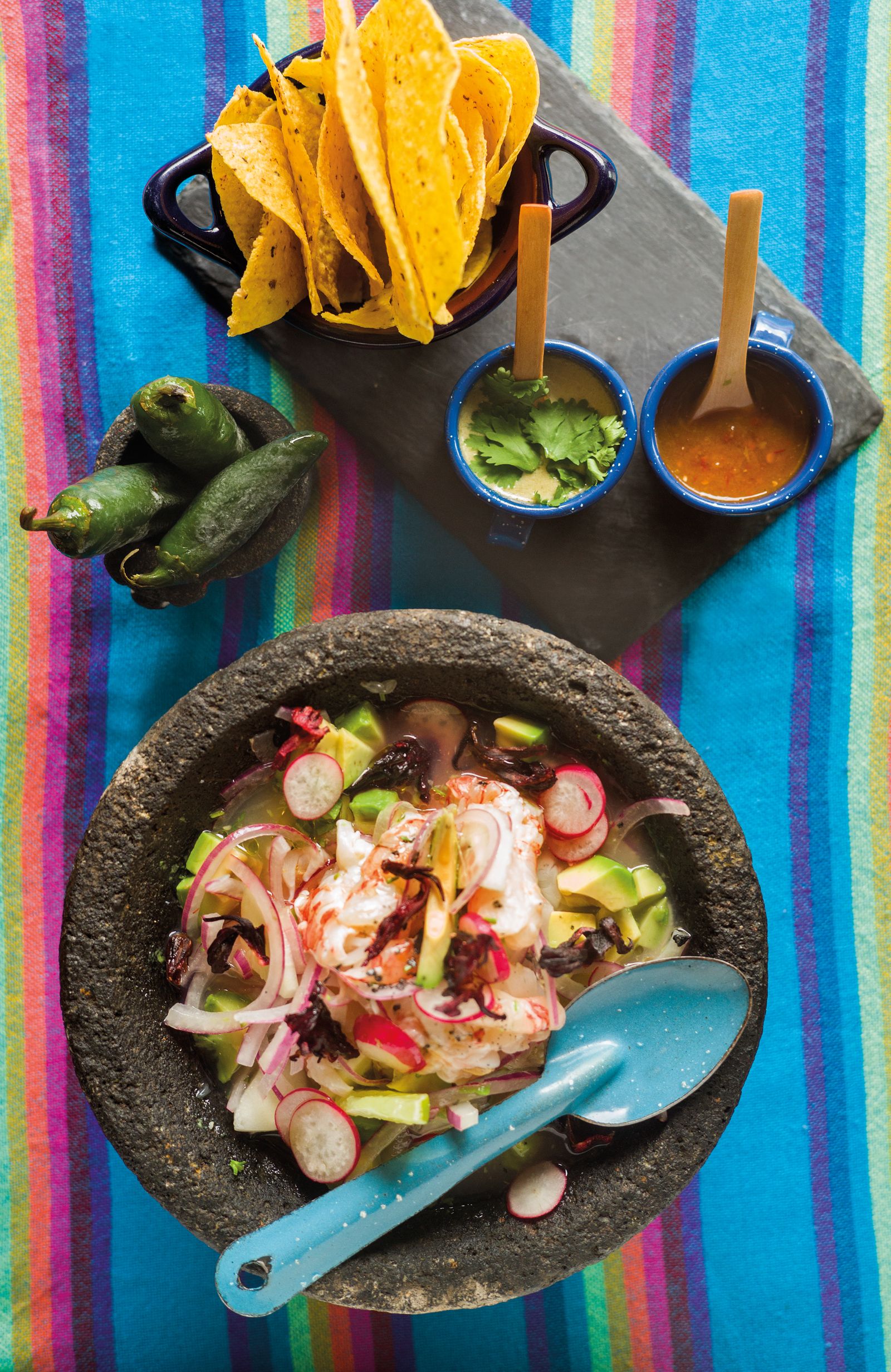 'Aguachile molcajeteado' amb flor de Jamaica