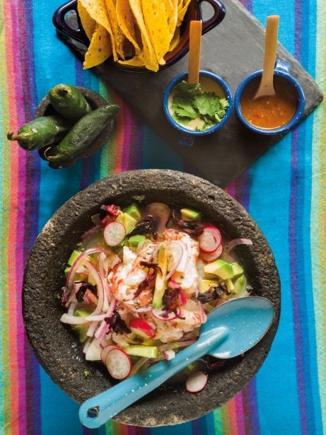 Aguachile molcajeteado con flor de Jamaica