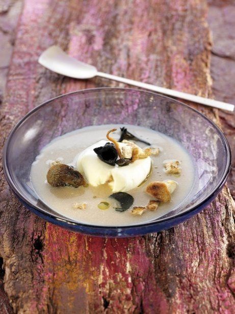 Sopa de castañas con huevo poché y setas de temporada