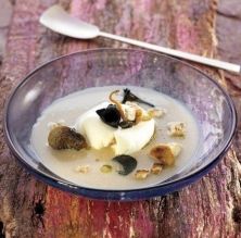 Sopa de castañas con huevo poché y setas de temporada