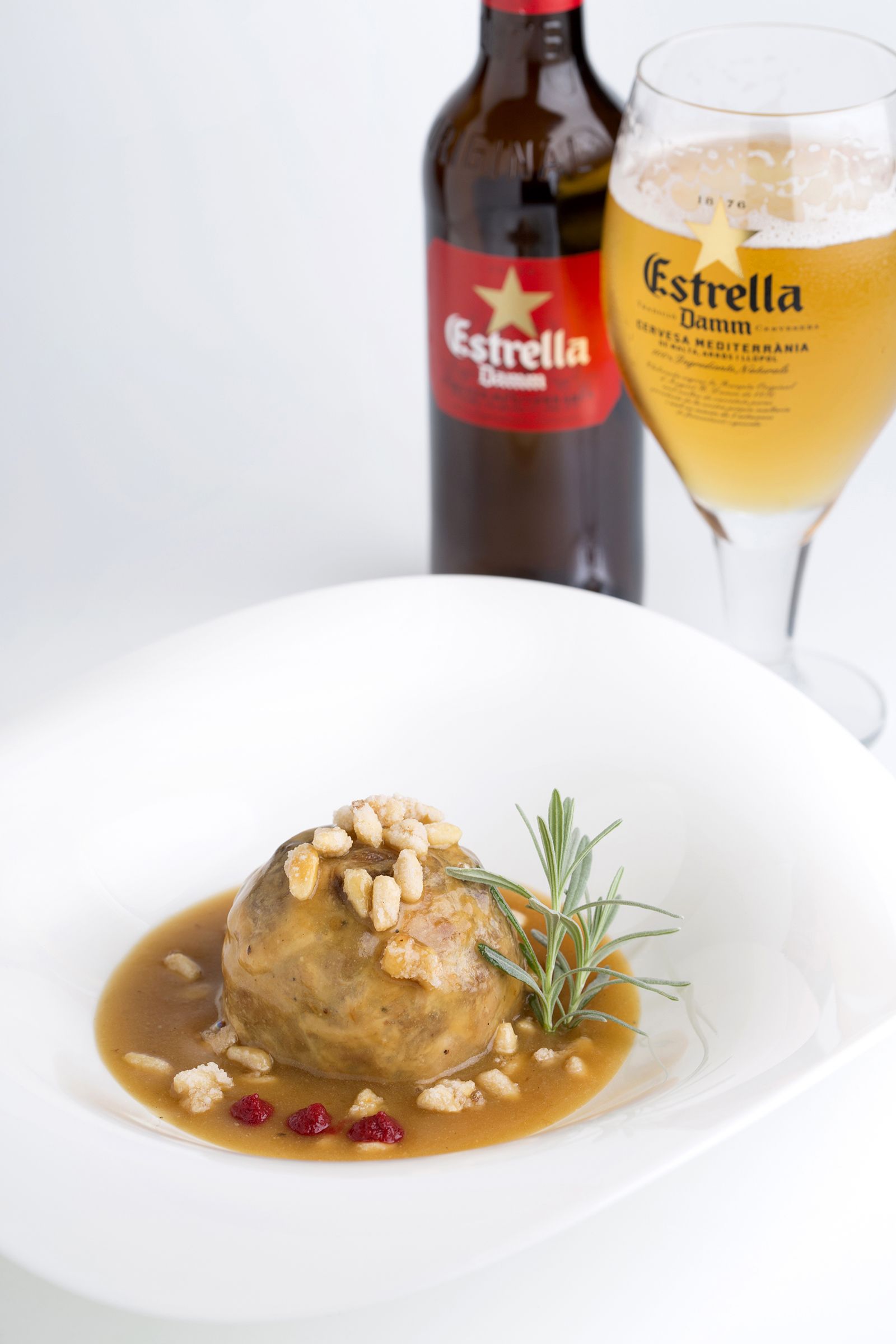 Bombón de gallo negro rellenado de ciruelas con aroma de espliego y piñones garapinyats (IGP Gallo del Penedès)