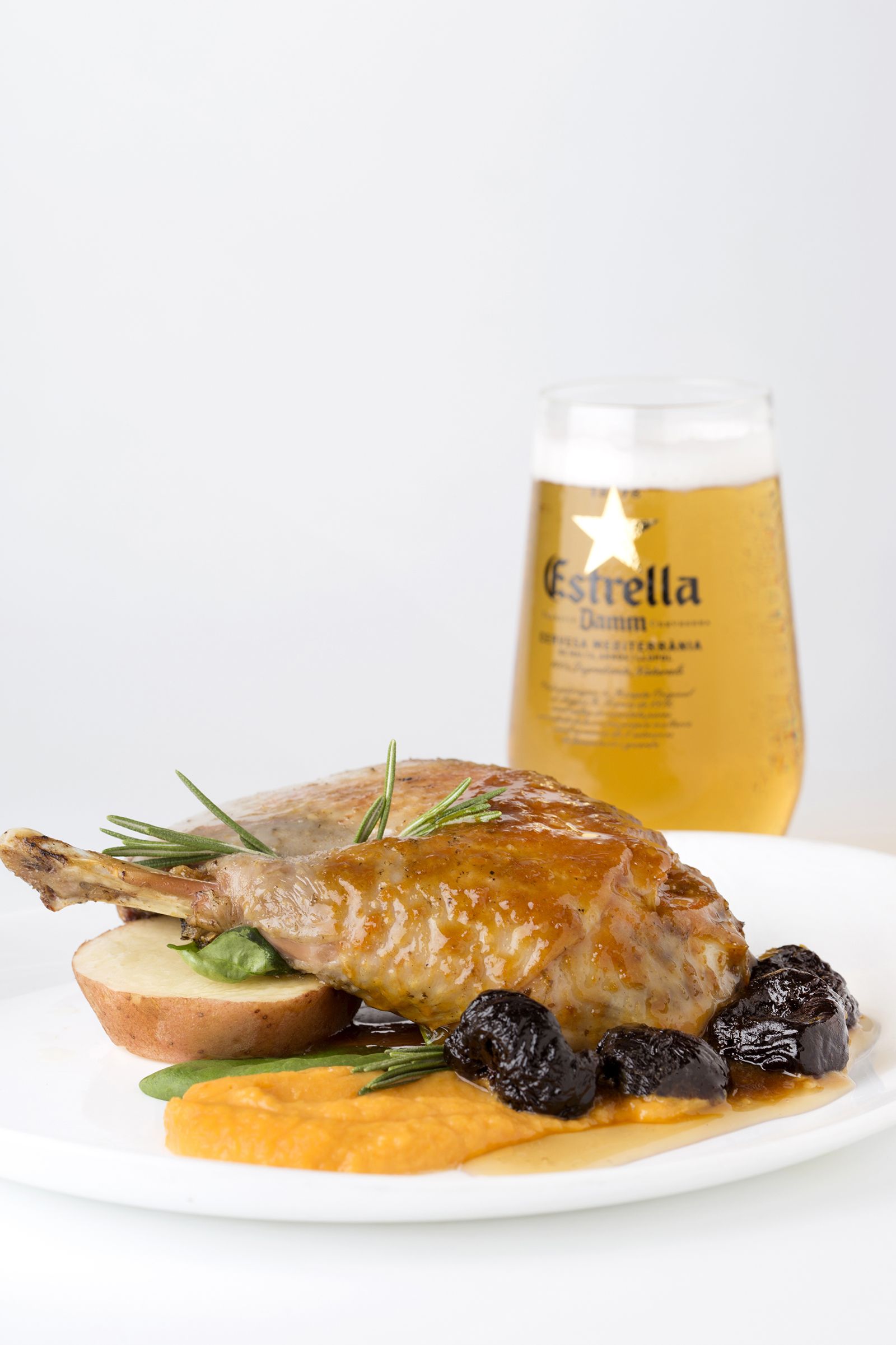 Confit de pota blava, moniato, prunes i vermut Tarrida