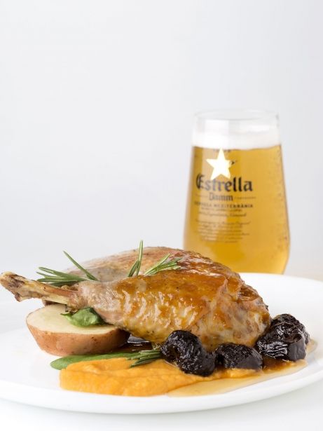 Peladilla de pata azul, moniato, ciruelas y vermut Tarrida (IGP Pollo y Capó del Prat)