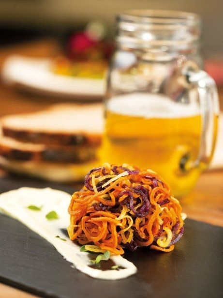 'Zoodles' de chips de boniato, chirivía y patata morada con alioli vegano