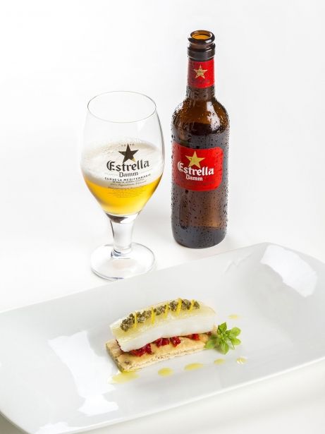 Coca de aceite y aceitunas con bacalao confitado y velo de aceite (DOP Aceite de L'Empordà)