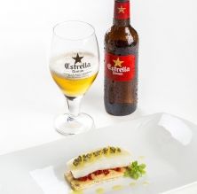Coca d'oli i olives amb bacallà confitat i vel d'oli (DOP Oli de l'Empordà)