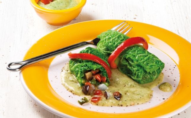 Fardos de col rellenados de samfaina y crema de calabacín