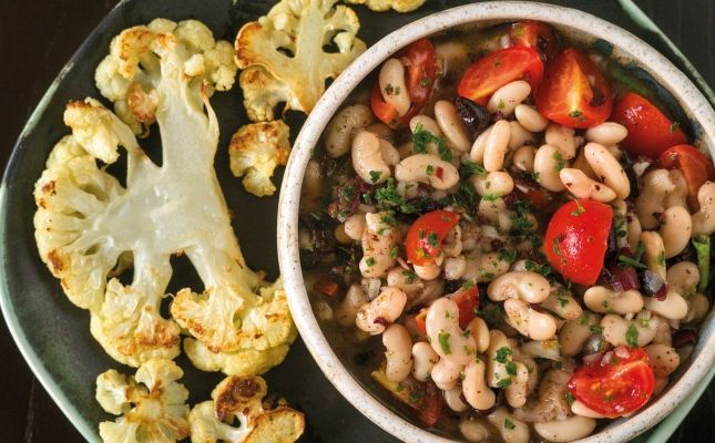 Filetes de coliflor con vinagreta de olivas y ensalada de tomate y judías blancas