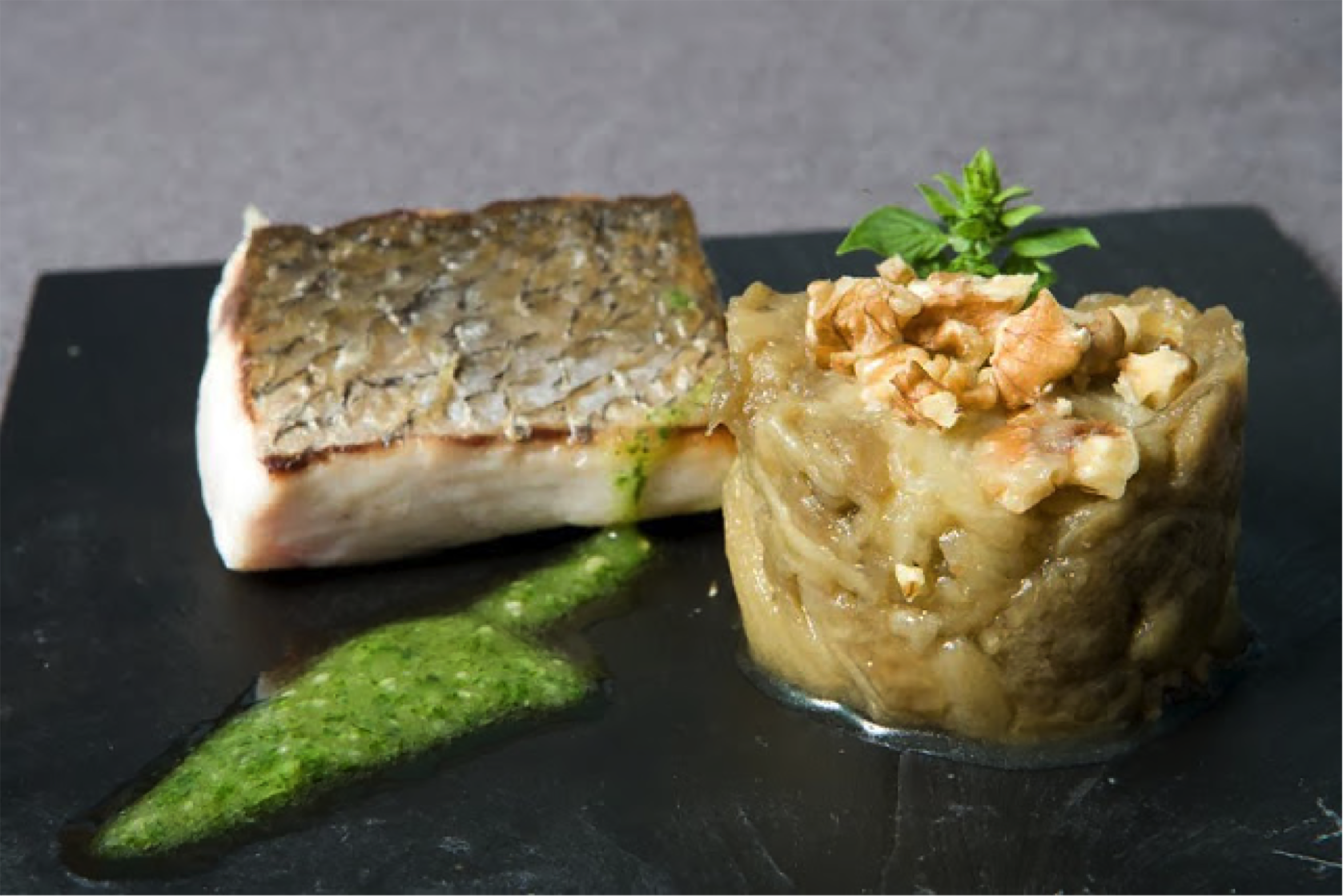 Corvina con pesto de nueces y berenjena escalivada