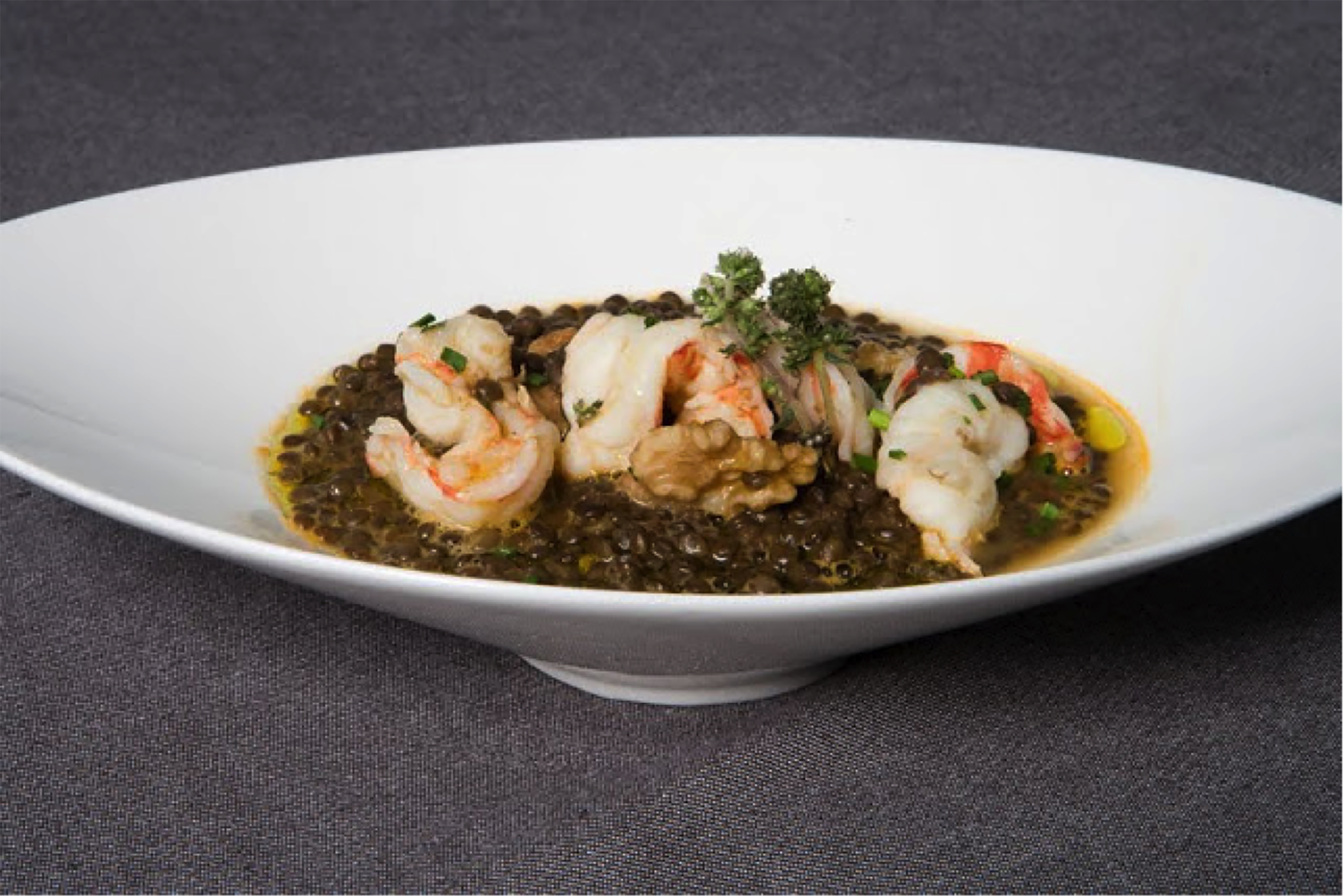 Lentejas beluga con nueces y langostinos