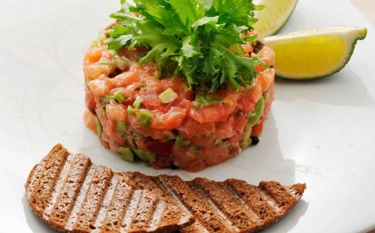 Tartar de salmón con aguacate