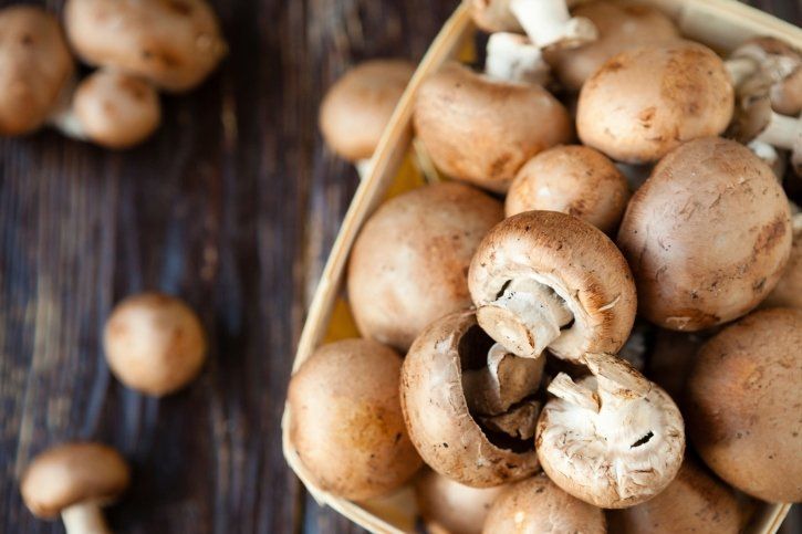 Xampinyons cruixents al forn amb fruita seca