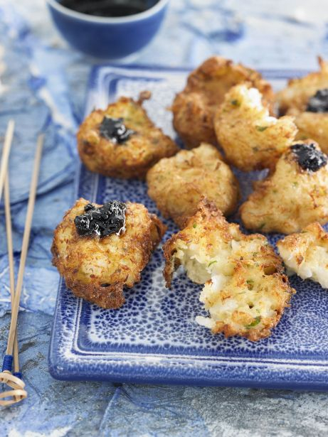 Buñuelos de bacalao y ajo negro