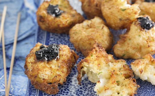 Buñuelos de bacalao y ajo negro