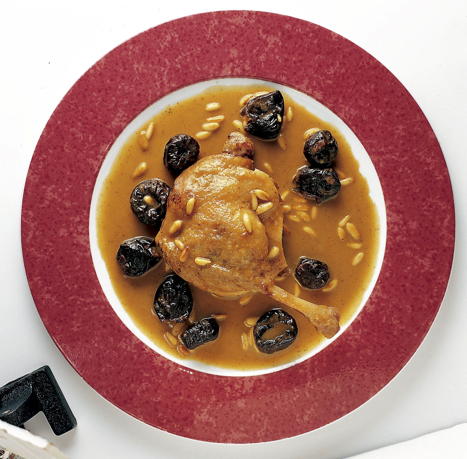 Ànec rostit amb prunes i pinyons