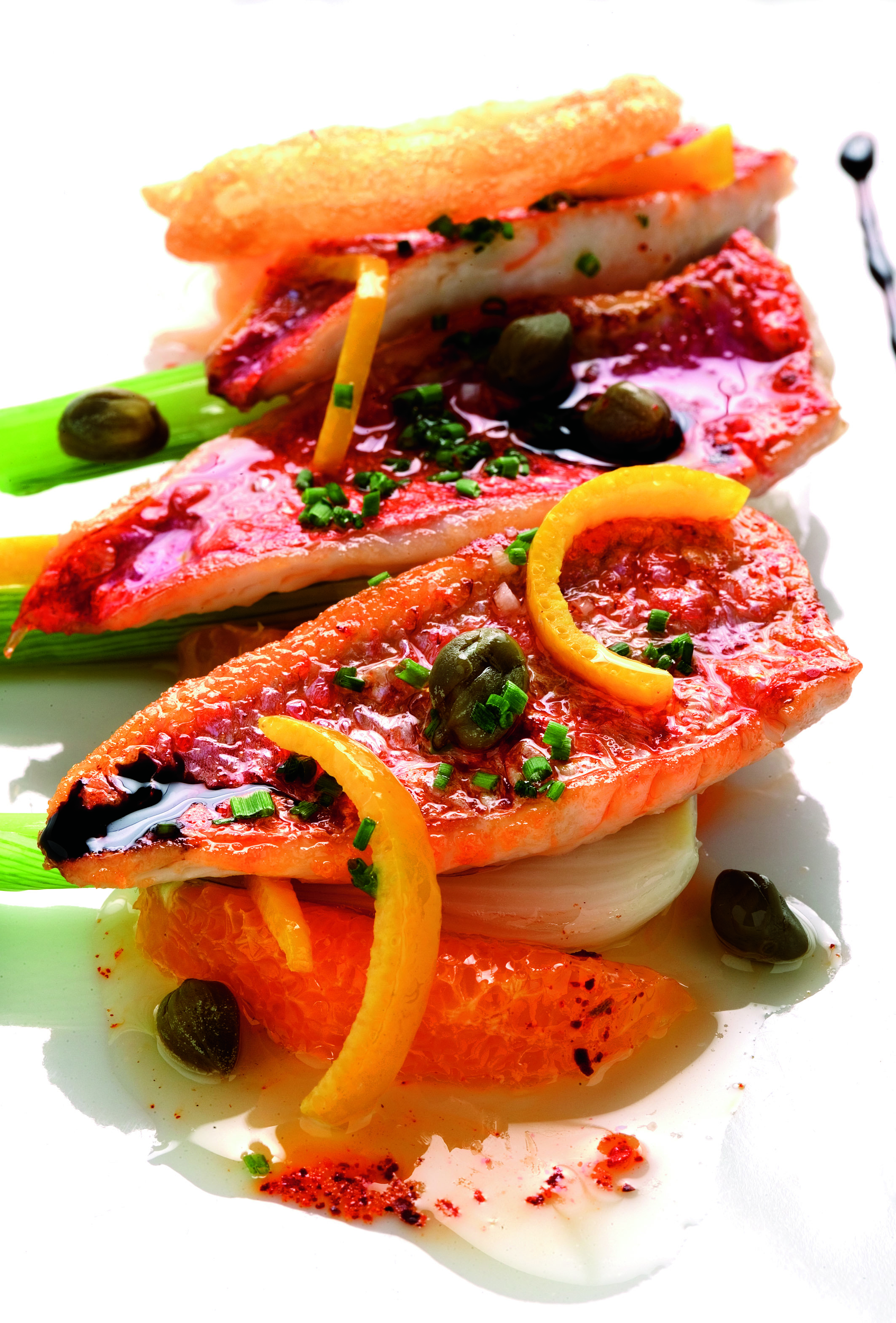 Escabetx de molls amb taronja i tàperes