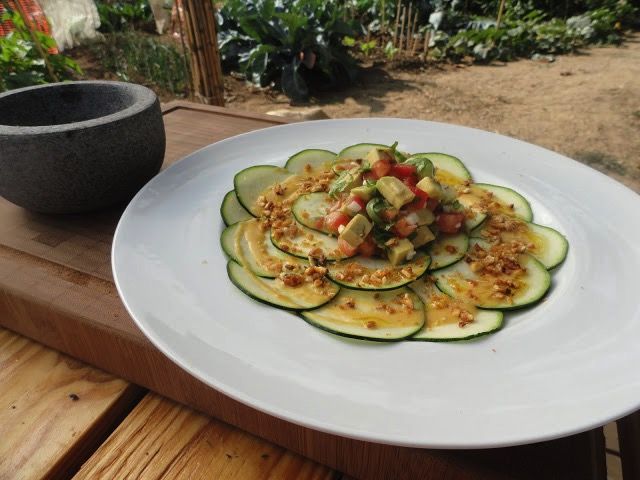 Carpaccio de calabacín con guacamole y maíz tostado