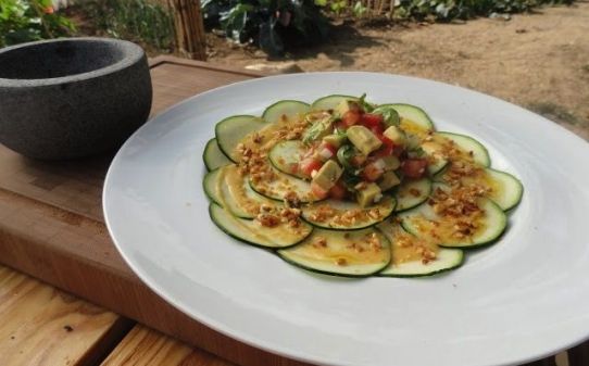 Carpaccio de calabacín con guacamole y maíz tostado