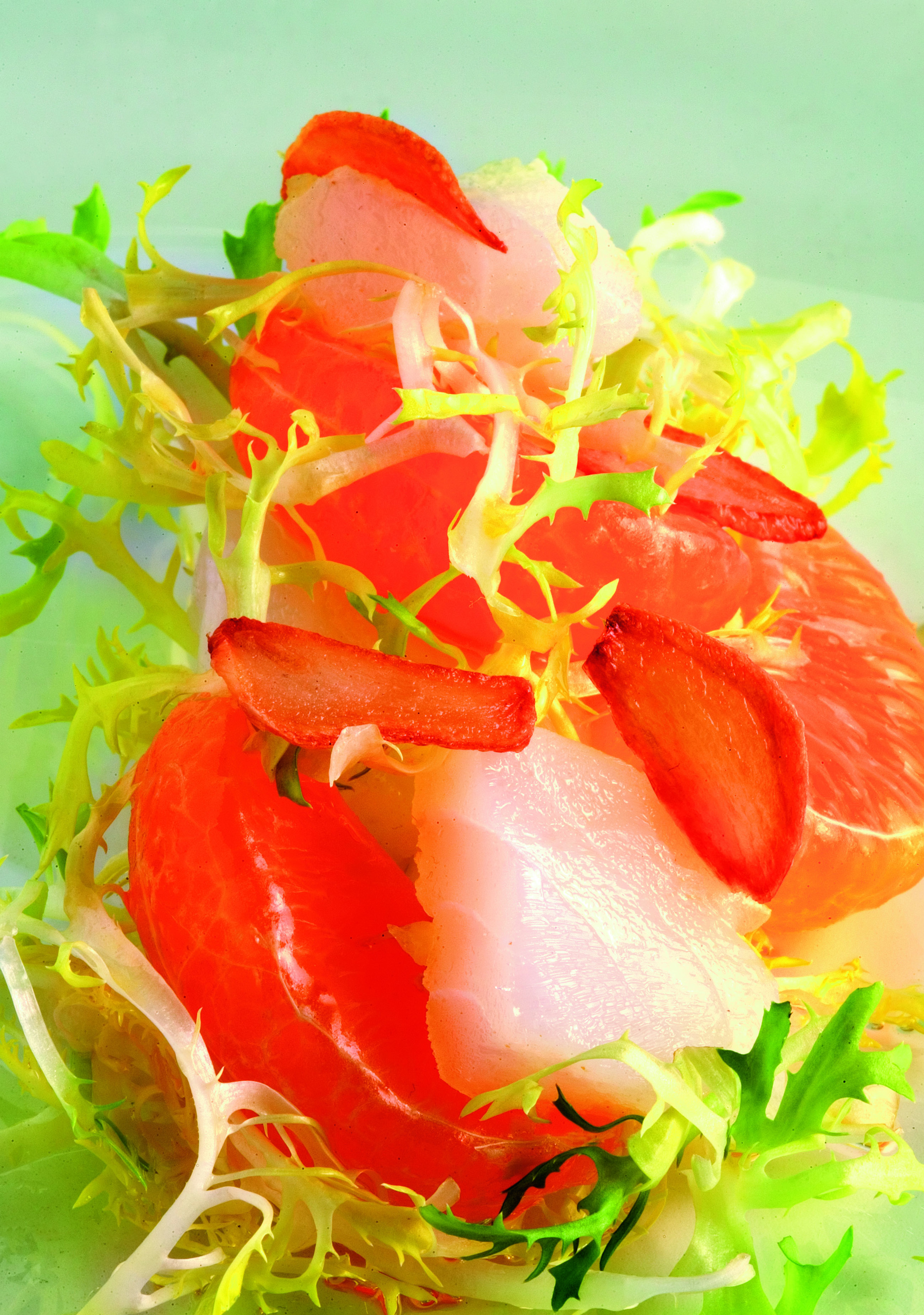 Escarola, bacallà esqueixat amb mandarina i oli d'all cremat