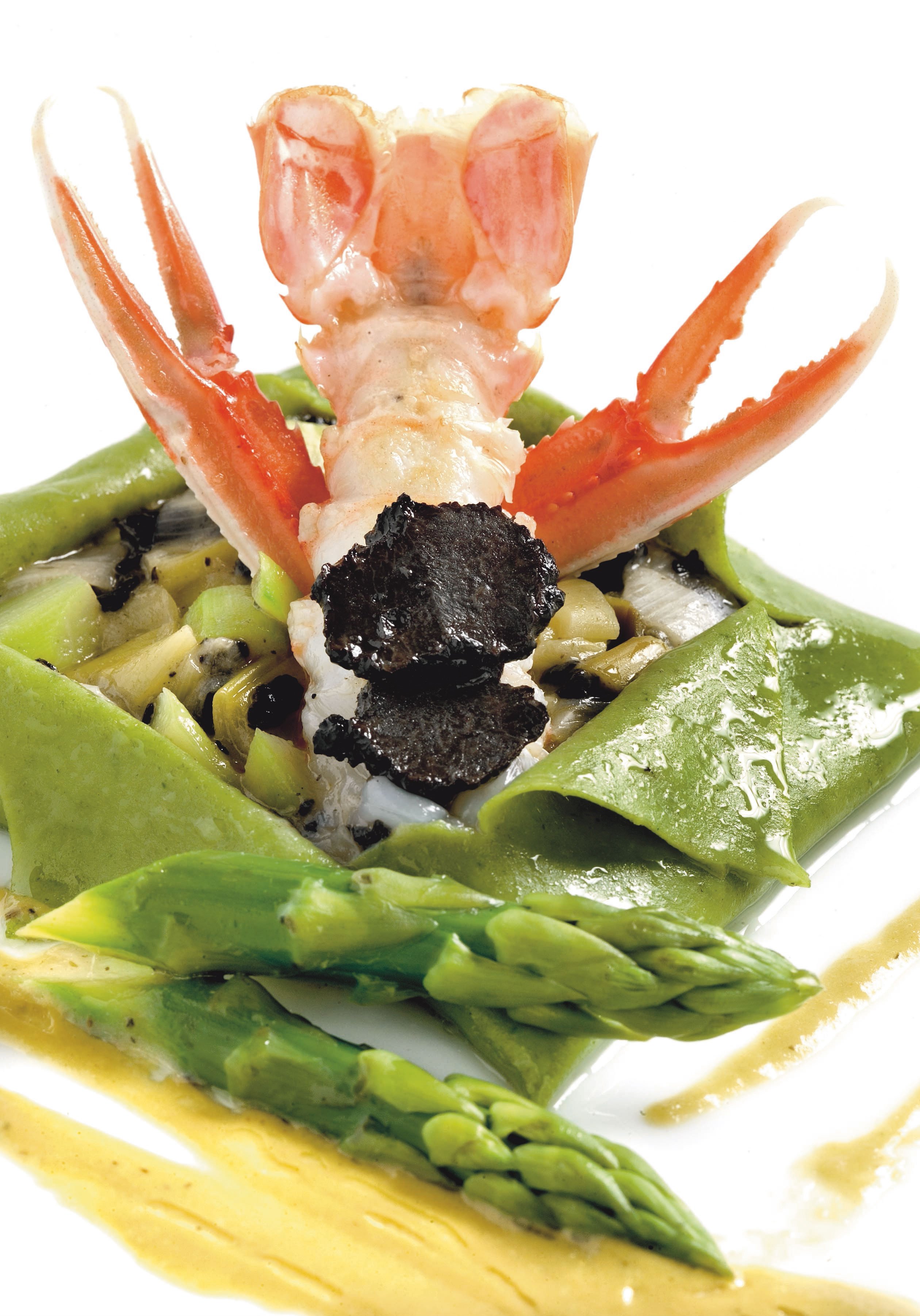 Ravioli obert amb escamarlà i brou de calçots amb tòfona