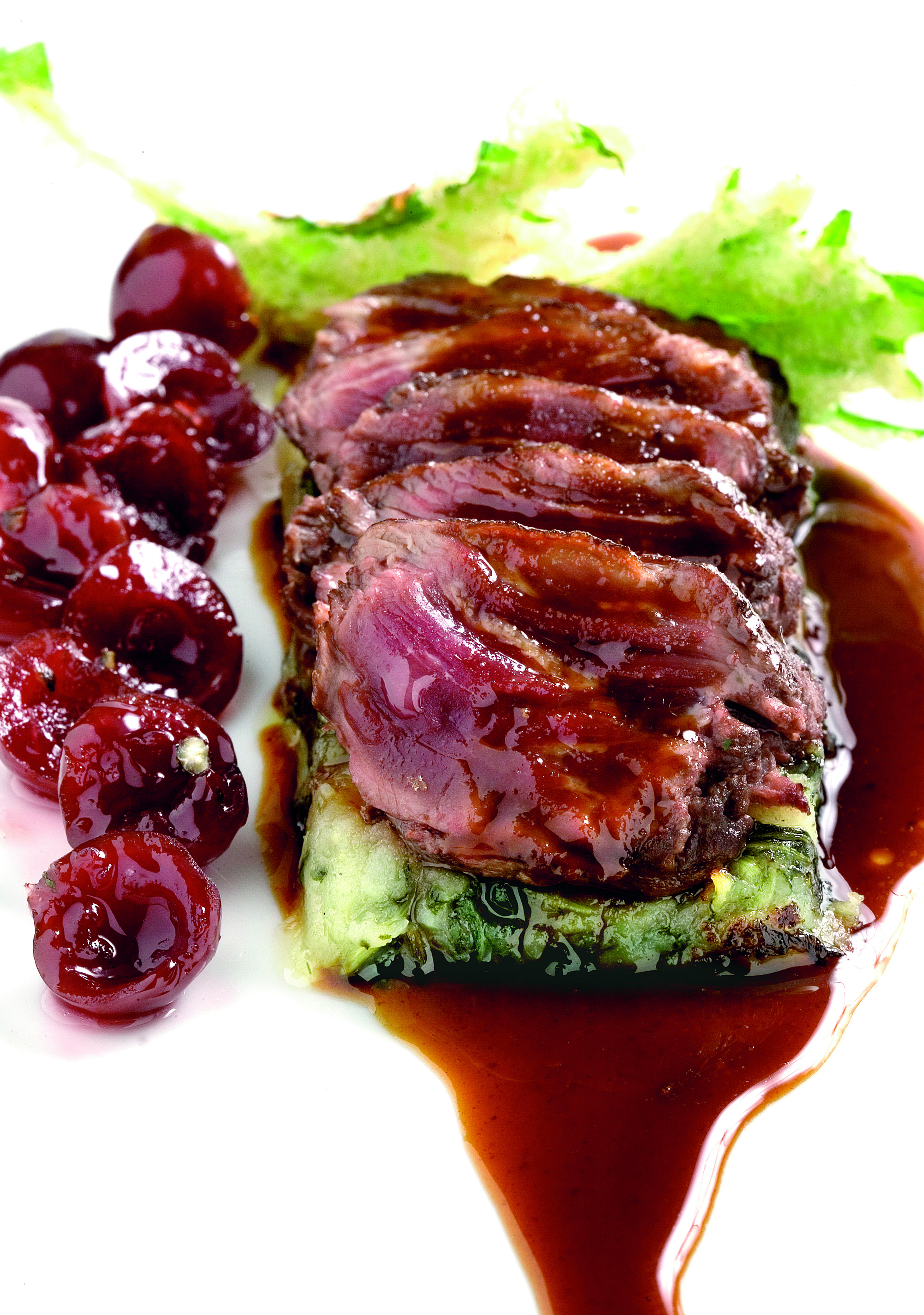 Onglet de bou amb trinxat de xicoies i salsa de cervesa amb cirera