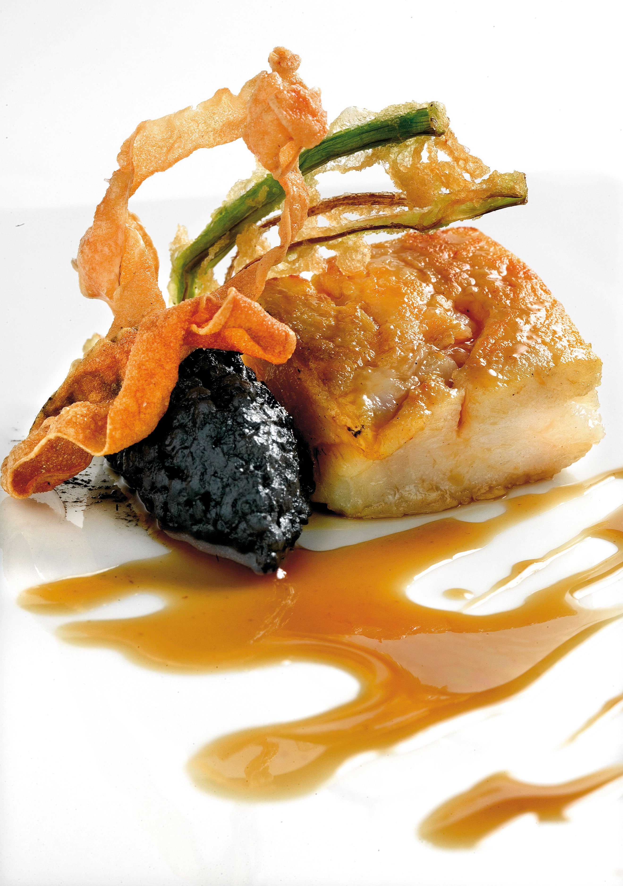 Daurada salvatge amb caviar de sípia i suc amb all de roca